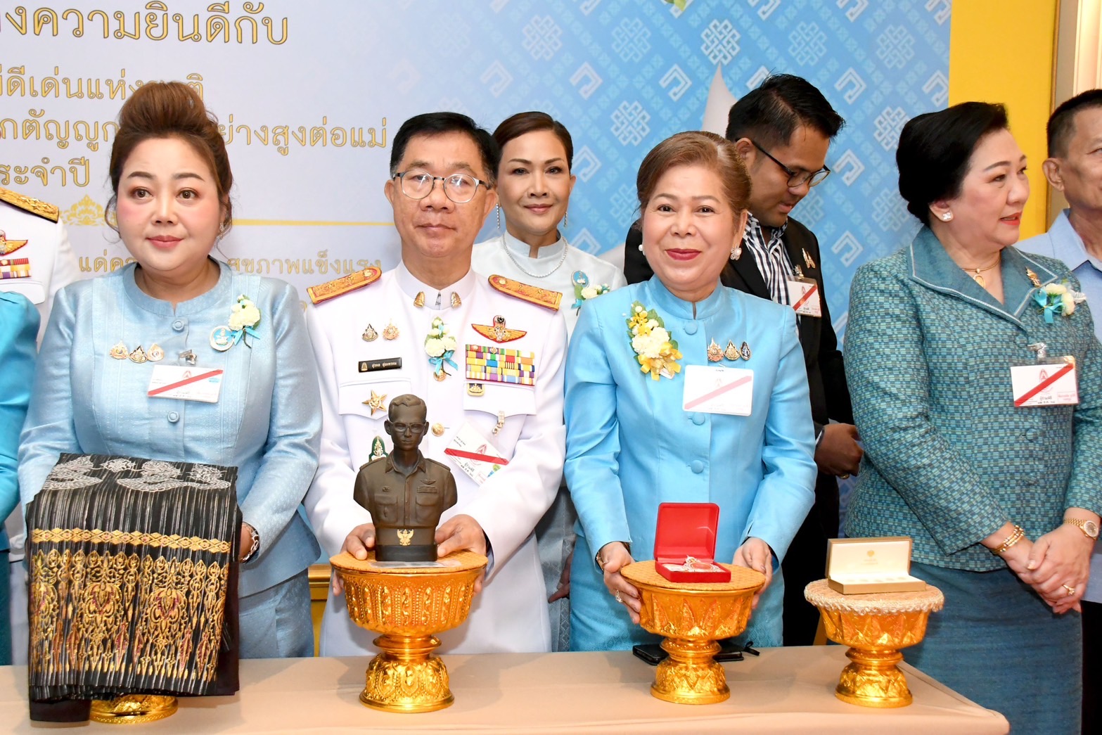  ขอแสดงความยินดี รศ.ดร.สุรพล สุยะพรหม รองอธิการบดีฝ่ายกิจการทั่วไป ได้รับการคัดเลือกลูกที่มีความกตัญญูกตเวทีอย่างสูงต่อแม่ ประเภทข้าราชการ พนักงานรัฐวิสาหกิจ แล...